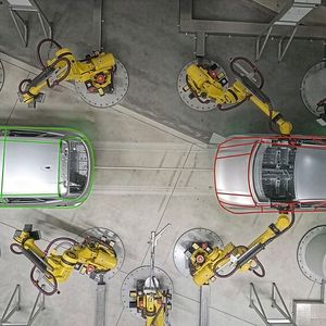 Die integrierte 6D-Offsetkorrektur kompensiert Lage- und Positionstoleranzen der Karosserie automatisch. Dazu werden geometrische Merkmale erfasst, daraus die Lage im Raum berechnet und die Verfahrwege der Sensoren angepasst.(Bild:  Micro-Epsilon)