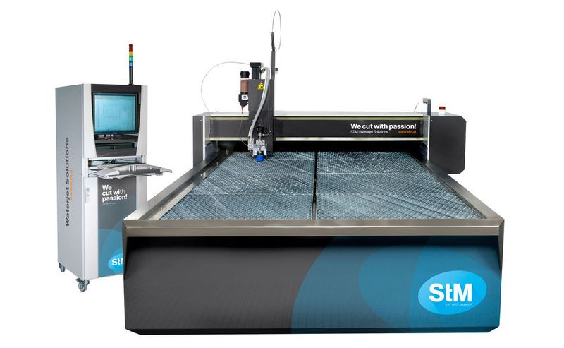 Osjet earbeitet mit einer Master Cut für den Abrasiv- und Reinwasserbetrieb mit Premium-Motor, -Führungen und -Steuerschrank sowie einem Schneidtisch von 1 x 2 m. (Bild: STM)