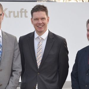 V. li.: Michael Junge, Verkaufsleiter im Autohaus Kruft, arbeitet seit dem vergangenen Jahr mit Jochen Buhr und Thorsten Kleine des Softwarespezialisten Brit zusammen.
