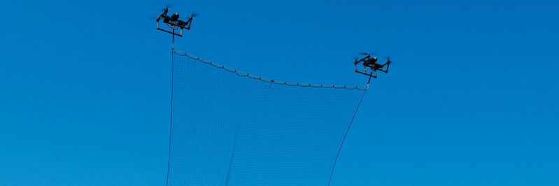 Ein Forschungsteam der Uni Würzburg hat ein System entwickelt, mit dem potentiell gefährliche Drohnen eingefangen werden können.(Bild:  Julian Rothe / Uni Würzburg)