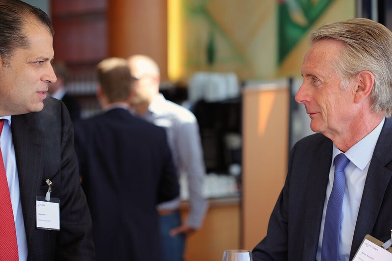 Stephan Nell (li., CEO, United Grinding Group) im Gespräch mit Erich Schmid, CEO der zur Grinding Group zugehörigen Mägerle AG. (Bild: Böhm)