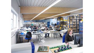 EKS Engel entwickelt und produziert seit Mitte der 1880er-Jahre am Standort Wenden (Blick in die Fertigung) Standardgeräte und individuelle Lösungen für die industrielle Datenkommunikation. (EKS Engel)