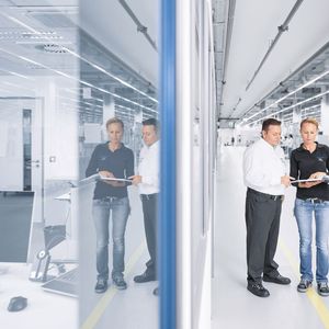 Blick in die Technologiefabrik von Festo in Scharnhausen: Produktion und Büroarbeitsplätze liegen direkt nebeneinander – das fördert die enge und schnelle Abstimmung.