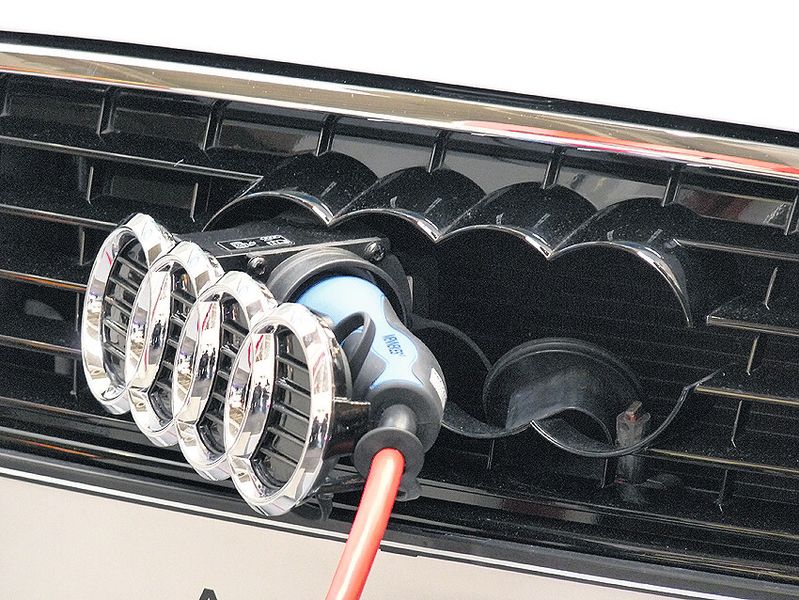 Obgleich Verbrennungsmotoren noch eine dominierende Rolle spielen, gibt es Beispiele, wie sich die Elektromobilität Stück für Stück etabliert. (Bild: Michel)