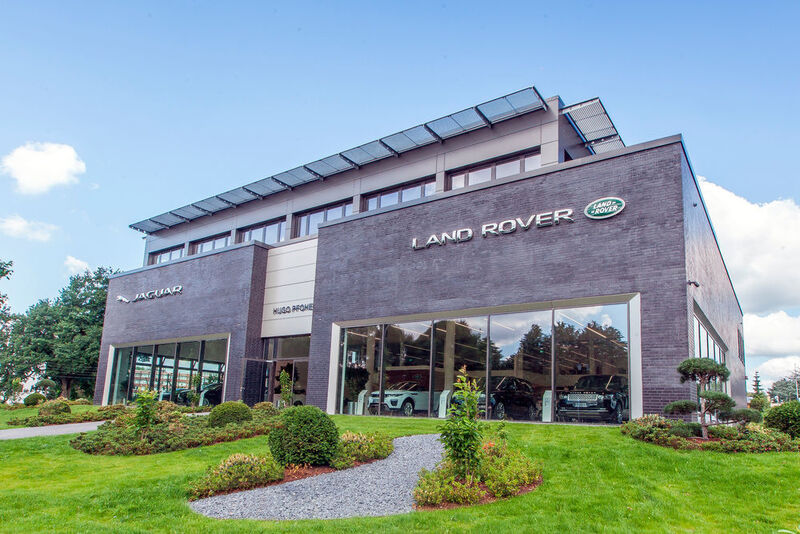 Neben Ford vertreibt Hugo Pfohe heute noch zahlreiche andere Fabrikate. Darunter ist Jaguar Land Rover in einem repräsentativen Autohaus in Hamburg-Fuhlsbüttel – dem Stammsitz der Autohausgruppe.  (Hugo Pfohe)