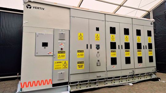 „Vertiv Power Module H2“ ersetzt herkömmliche Dieselgeneratoren in Rechenzentren als Notstromlösung. In der Abbildung: eine Anlage von Vertiv in Kooperation mit Ballard.(Bild:  Vertiv)