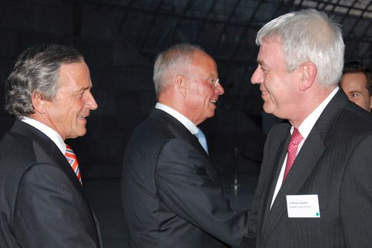 ...und alle kamen: So begrüßte VDIK-Vizepräsident Jens Becker von Goodyear Dunlop Germany Dr. Rainer Landwehr und... (Archiv: Vogel Business Media)