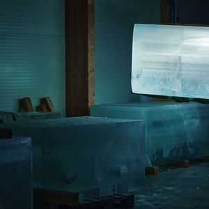 Das Autohaus aus Schnee wurde in drei Wochen errichtet: Zuerst wurde die Grundfläche mit Schnee bedeckt, dann wurden Formen aus Holz sowie ein Stahlrahmen aufgestellt. Diese Formen wurden dann Schicht für Schicht mit festgestampftem Schnee gefüllt – bis zu einer Wandbreite von zwei Metern. Danach wurden die Schalungen entfernt.(Bild:  Valtteri Hirvonen)