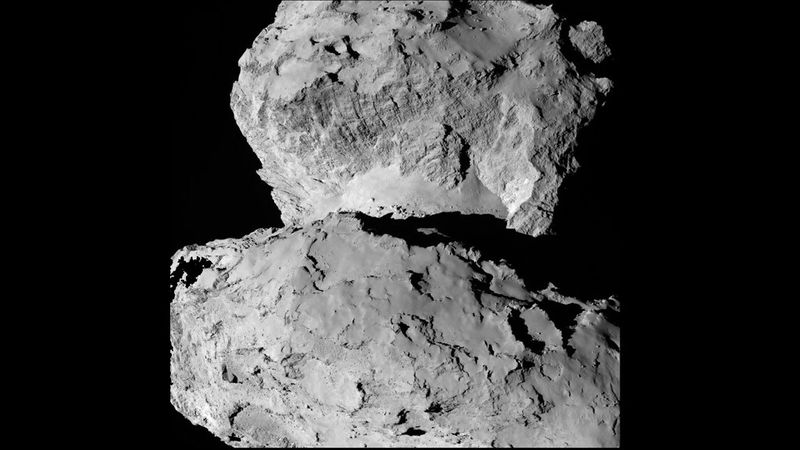 Die Aufnahme zeigt die verschiedenen Oberflächenstrukturen des Kometen Churyumov-Gerasimenko aus 104 km Entfernung. (Bild: ESA)