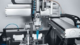 Ein Auslegerhandling auf Basis ELGT Spindelachsen sorgt für das dynamische und sichere Beladen und Entladen der Prozesskammer. (Bild: Festo)