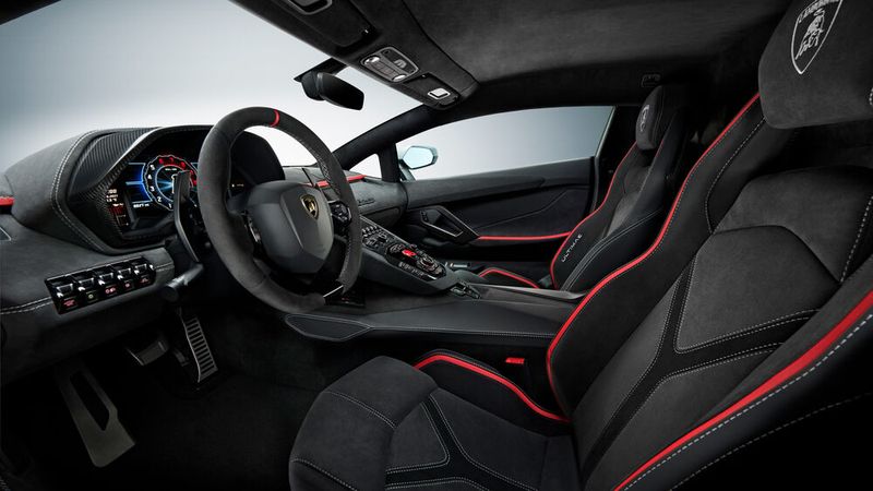 An den Sitzwangen weist unter anderem der Schriftzug „Ultimae“ auf den Sonderstatus hin. (Bild: Diego Viagarani/Lamborghini)