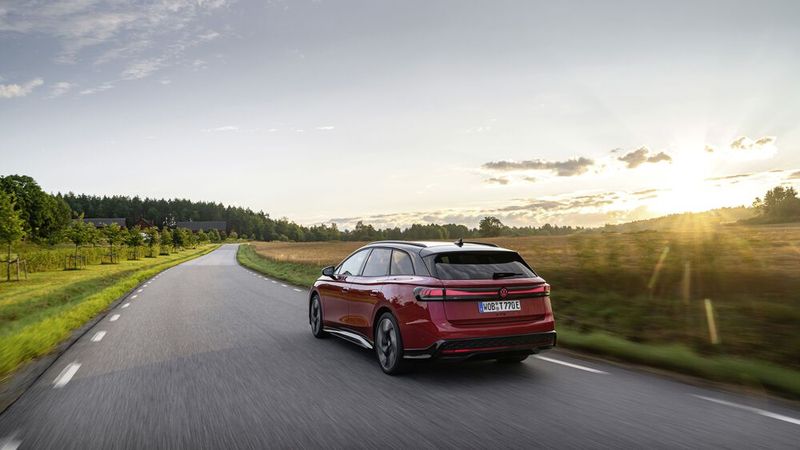 Keine andere Limousine und kein anderer Kombi von VW bieten aktuell eine höhere Performance. (Bild: VW)