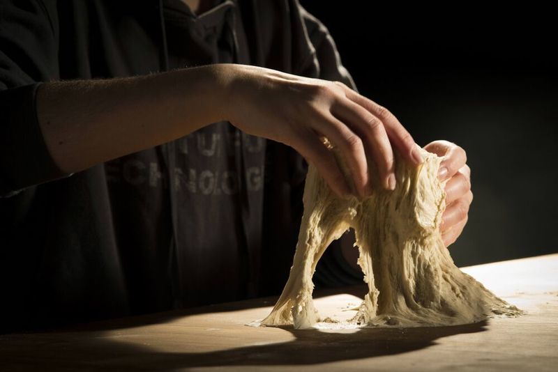 Beim Backen bleiben häufig Teigreste an der Arbeitsplatte, an Schüsseln oder Knetelementen kleben. Das führt in Bäckereien zu Produktionsausfällen.  (Amadeus Bramsiepe/KIT)