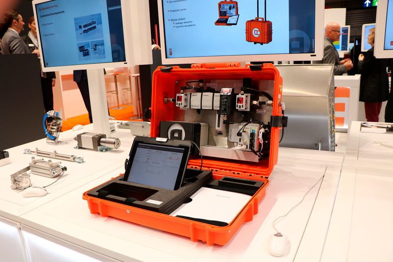Diagnose aus dem Koffer zeigt Aventics: Eine Wartungseinheit inklusive Smart Pneumatics Monitor visualisiert Betriebszustände und bietet einen Einstieg in Industrie 4.0. (K.Juschkat/konstruktionspraxis/elektrotechnik)