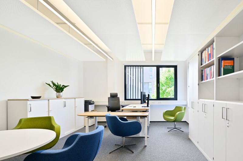 Raum für konzentrierte Arbeit und individuellen Austausch: Insgesamt bietet das Gebäude Platz für über 40 neue Arbeitsplätze. (Bild: © ALHO | Markus Steur)