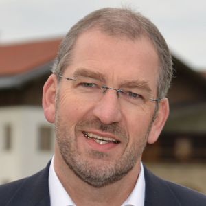 Helmut Prieschenk, Geschäftsführer Witron Logistik + Informatik GmbH, erklärt: „Wir haben immer das Ziel vor Augen, sehen die Logistik aus Sicht des Endkunden in der Filiale oder an der Haustüre.“ Das sei der Schlüssel zum langfristigen Erfolg.(Bild:  Witron)