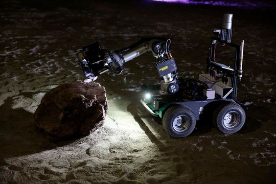 Roboter Husky beim Entnehmen einer Bodenprobe.(Bild:  FZI Forschungszentrum Informatik)