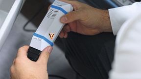 Beim Aviloo Flash-Test werden die Batteriedaten über einen OBD-Dongle ausgelesen, an die Aviloo-Cloud übertragen und ausgewertet. Das dauert nur wenige Minuten.  (Bild: Aviloo)