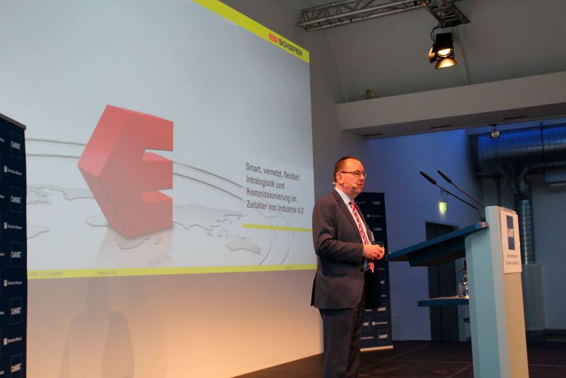 Andreas Oy, Global Sales Manager bei SSI Schäfer Noell, referierte zum Thema „Smart, vernetzt, flexibel: Intralogistik und Kommissionierung im Zeitalter von Industrie 4.0“. (Bild: Hofmann)