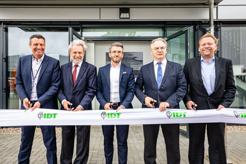 Dr. Jürgen Betzing (CEO IDT-Biologika), Lutz Mehlhase (Architekt), Thilo Mehlhase (Architekt), Reiner Haseloff (Ministerpräsident Sachsen-Anhalt), Carsten Klocke (Gesellschafter IDT-Biologika) (v. l. n. r.) während der Einweihung des Gebäudes 205 IDT Biologika am 5. Juli 2019 in Dessau-Rosslau, Sachsen Anhalt (Hartmut Boesener)