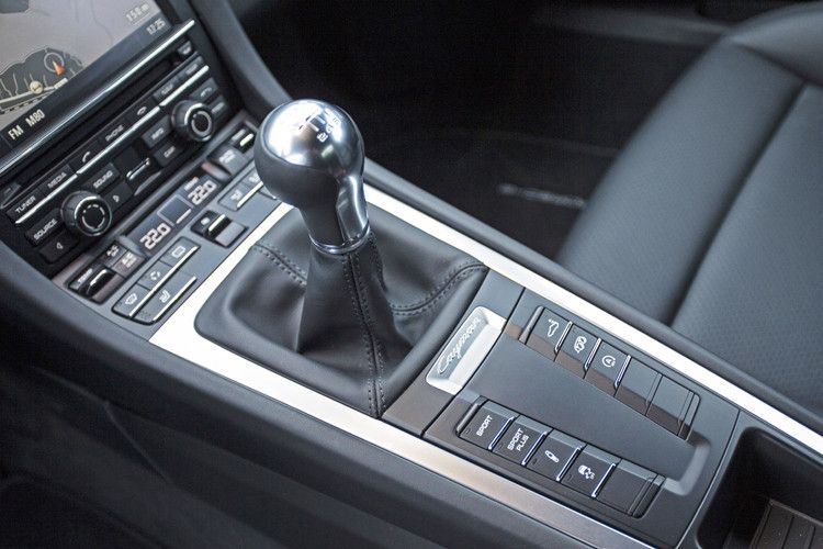 Die präzise Schaltung beinhaltet auf Wunsch eine Zwischengasfunktion in Verbindung mit dem Sport-Chrono-Feature. Die Servolenkung arbeitet jetzt - wie beim großen Bruder 911 - mit elektrischer Unterstützung. (Foto: Porsche)