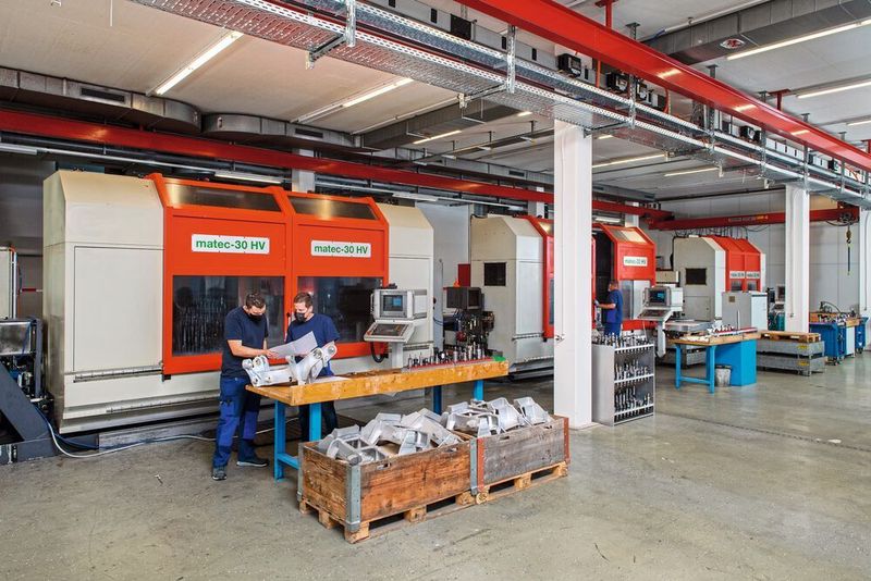 Auf den drei Matec-Maschinen werden unter anderem Struktur-Bauteile für die Luft- und Raumfahrt hergestellt. (Thomas Entzeroth)