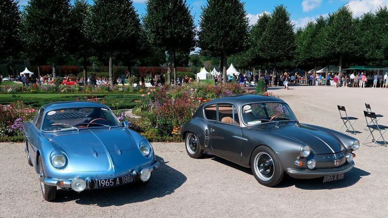 Die Baureihen A 106 (rechts) und A 108 von Alpine. Erstere war ab 1955 das Erstlingswerk der französischen Sportwagenmarke. Gemeinsam erreichten die Fahrzeuge Platz 3 der Classic-Gala-Kategorie Eigenrestaurierung. (Diehl)