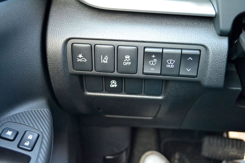 Auch für die einzelnen Assistenzsysteme gibt es Knöpfe zum An- und Abschalten. (Seyerlein / »kfz-betrieb«)