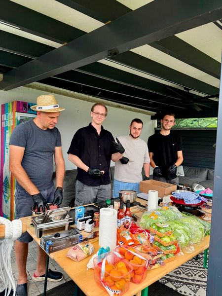 Bei Bürgelin IT bereiteten Stefan Bürgelin, Jakob Schammler, Jaden Kraus und Mica Lammert (v. l.) akribisch alles vor … (Extra Computer)