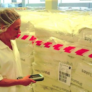 Intersnack produziert an fünf Tagen in der Woche rund um die Uhr im Dreischichtbetrieb. Ein zuverlässiges Erfassen beispielsweise eingeschweißter Chargen ist dabei erforderlich, um den Produktionsablauf nicht zu verzögern.Bild: Opal