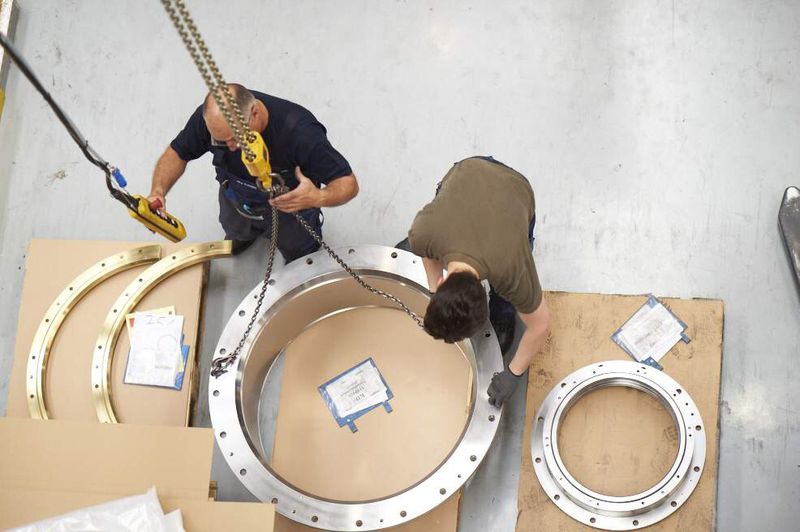 Die Stevenrohrabdichtungen werden manuell verschraubt. (Bild: SKF-BVI)