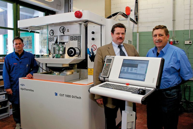 Die Cut 1000 Oil-Tech – Schneiderodiermaschine mit Ölbad umrahmt von (von r. nach l.): Roland X. Settele, Geschäftsführer der SFT, Ronny Schroeder, Verkaufsingenieur GF Agie Charmilles, und Harald Kotz, verantwortlich für die Drahterosion bei SFT Settele: „Der Trend in unserem Geschäft geht zu immer komplizierteren Präzisions-Stanz- und -Biegeteilen, die hochgenaue Werkzeuge erfordern.“ (Archiv: Vogel Business Media)