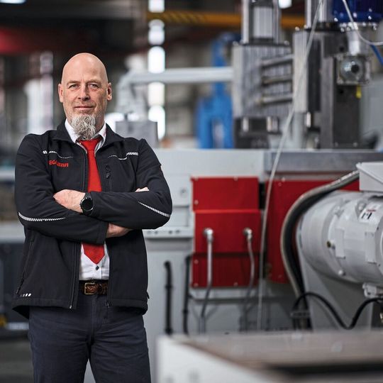 „An einem Walzwerk arbeitet ein Bediener immer nahe der Gefahrenquelle, dem Walzeneinzug, der durch technische Schutzeinrichtungen nicht abgedeckt werden kann“, Arno H. Herget, Technical Sales and Distribution bei der Deguma-Schütz GmbH.(Bild:  Deguma-Schütz GmbH)