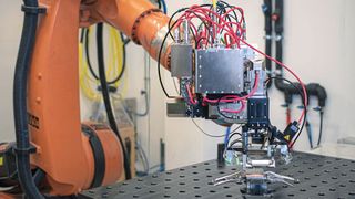 Die zahlreichen Leitungen der Laserbearbeitungsoptik dienen zur Strom- und Datenübertragung und zur Verbindung mit Roboter und Schaltschrank. (Bild: Scansonic MI GmbH)