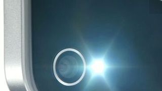 Bayer bietet eine besondere Polycarbonat-Lösung (PC) an, ein Hochleistungskunststoff, der die Kameras von Smartphones besser schützt und für brilliantere Bilder sorgen soll. Im Bereich von Kfz-Scheinwerferlinsen hat sich das Material namens Apec bereits gut bewährt, wie es heißt. (Bild: Pixelfix)