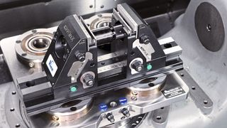 In der Schraubstock Spanntechnik bietet Kipp unter anderem 5-Achs-Spanner für die 5-Seiten-Bearbeitung, NC-Spanner für 3-Achs-Fräsmaschinen, Mehrfach-Spannsysteme für größere Stückzahlen und Zentrisch-Spanner mit Nullpunkt- und Automationsschnittstelle. Hier im Bild: Der 5-Achs-Spanner Kopp Flex X direkt auf dem Uni-lock-Nullpunkt-Spannsystem montiert. (Bild: Kipp)