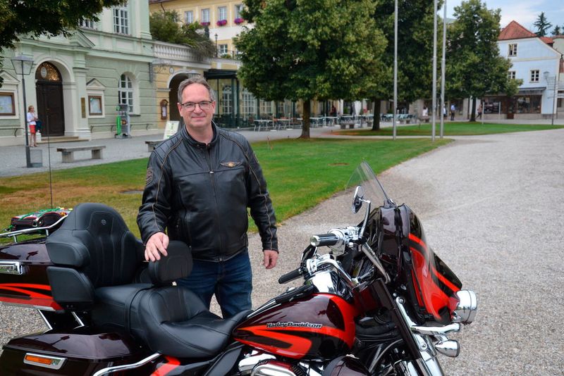 Aus Hilter am Teutoburger Wald nach Würzburg bzw. Altötting kam Werner Prange (Autohaus Prange). Der Mazda-Händlerverbandspräsident war zum zweiten Mal Gast der Tour und der Gruppe 9. (Bild: Michel/»kfz-betrieb«)