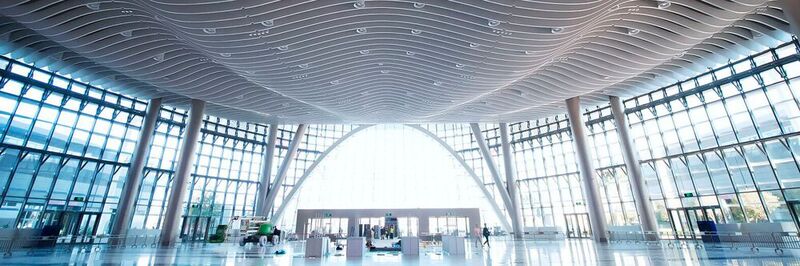 Ähnlich wie beim Beijing Daxing International Airport, bei dem Osram ebenfalls das Lichtkonzept entwickelt hatte, wirkt die Architektur im Shenzhen World sehr lebendig. 