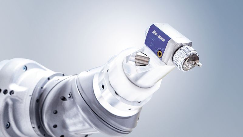 Die Roboter der X6-Generation von b+m ermöglichen eine sehr hohe Lackierqualität und sind zudem besonders kompakt und wartungsfreundlich aufgebaut.(Bild:  Beckhoff)
