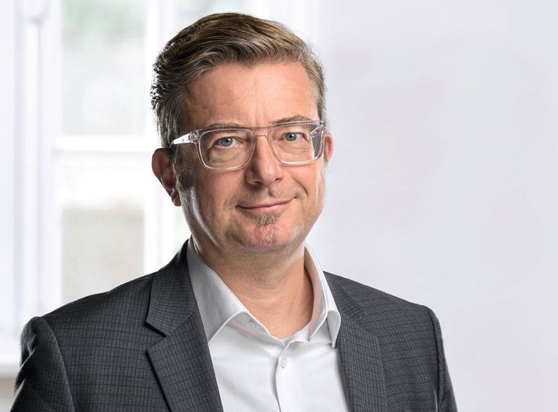 Udo Michelbrink ist Senior Manager bei Mercer | Profil M. Als Berater unterstützt er Unternehmen in Leadership Culture & Transformationen Projekten. Aufgrund seiner mehr als 20-jährigen eigenen Erfahrung als Führungskraft und seinen Ausbildungen u. a. als Coach und Mediator verbindet er innovative Leadership-Konzepte mit den praktischen Anforderungen in Organisationen.   (Bild: Sven Kämmerling)