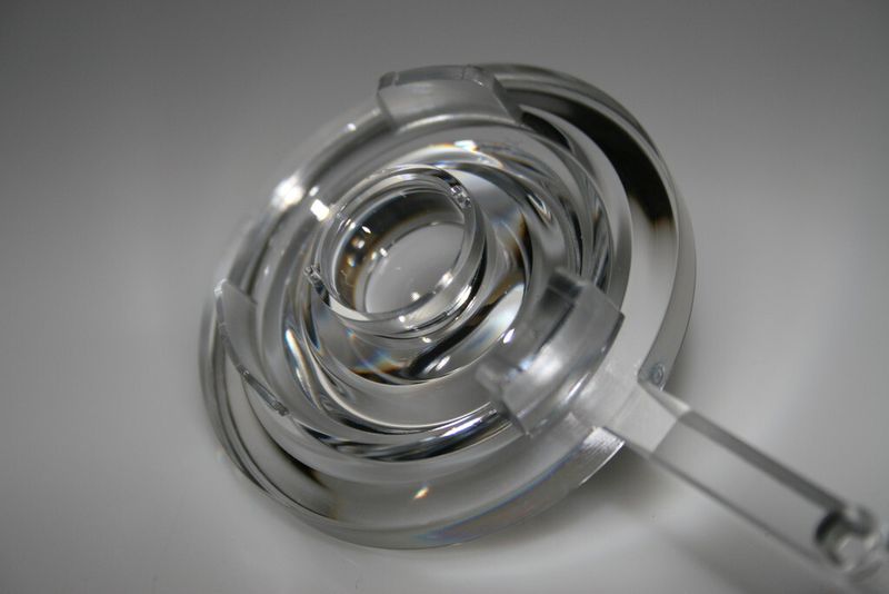 Bild 2: Ein Beispiel für optische Komponenten, die oft über eine recht koplexe Geometrie verfügen müssen, um ihre Funktion zu erfüllen. (Bild: Sumitomo)