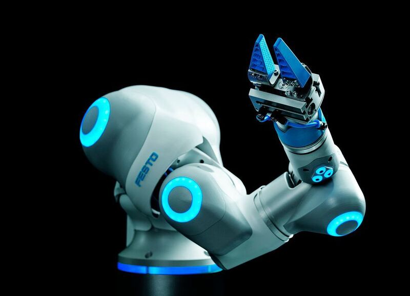 Auf der Hannover Messe 2017 stellt Festo mit dem BionicCobot einen pneumatischen Leichtbauroboter mit menschlicher Bewegungsdynamik als feinfühligen Helfer für die Mensch-Roboter-Kollaboration vor. (Festo)