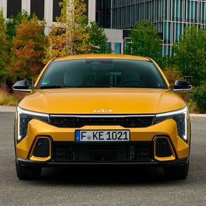 2026 startet der Kia K4 im Kompaktsegment.(Bild:  Kia)