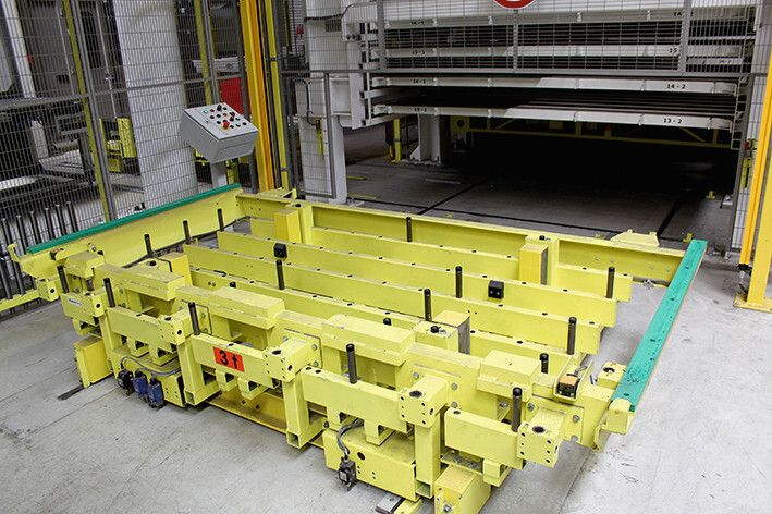 Querstation-Fahrwagen mit integrierter hydraulischer Hubeinrichtung zur Übernahme der Bleche ab Stapler oder Kran. (Bild: Kasto)