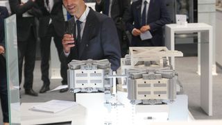 „Laser-Show“ mit dem Vorsitzenden Trumpf-Geschäftsführer in Sachen Laser, Dr.-Ing. E. H. Peter Leibinger auf der LASER - World of Photonics 2015 in München. Rasanteres Glasschneiden und wirtschaftliches Kupferschweißen gehörten dabei zu den vielen Highlights und Weltpremieren der Präsentation. Hier erklärt Peter Leibinger anhand eines Modells, wie die Trumpf-Technik EUV (Extrem ultraviolettes Laserlicht) die Computerchip-Herstellung unterstützen kann und auch wird; denn erste Systeme arbeiten bereits. (Bild: Königsreuther)