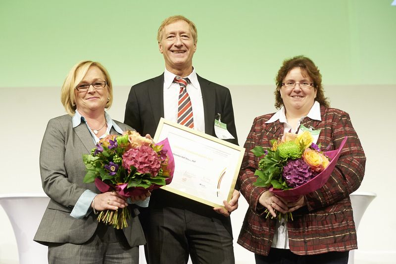 Gewinner ist das Jobcenter Hof Stadt in Hof mit dem Sicherheitskonzept „Sicherheit und Gesundheit für Mitarbeiter“. Der Hintergrund: Verbale und körperliche Übergriffe gegen Mitarbeiter von Jobcentern kommen sowohl bundesweit als auch in Hof vor. Deshalb hat das Jobcenter Hof Stadt ein umfassendes Konzept erarbeitet, um Konflikten vorzubeugen und gefährliche Situationen zu entschärfen. (Bild: DGUV, LASI, BMAS)