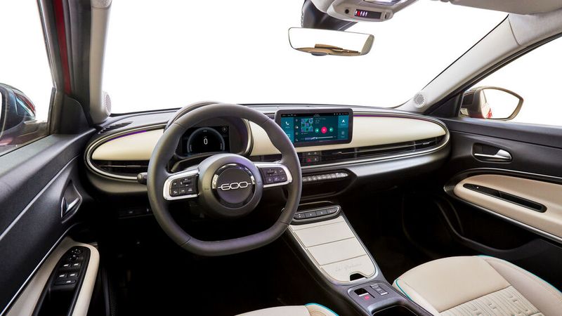 Das Cockpit sieht wie eine größere Copy-and-Paste-Version des 500ers aus. (Bild: © Lorenzo Poli)