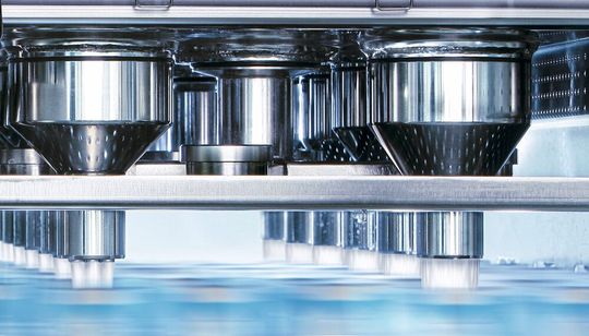 In der Aseptik-Zone der SIG-Füllmaschinen werden Produkte, die zuvor einen Prozess zur Ultrahochtemperierung (UHT) durchlaufen haben, in die aufgeformten und sterilisierten Kartonpackungen gefüllt. In der Aseptik-Zone der SIG-Füllmaschinen werden Produkte, die zuvor einen Prozess zur Ultrahochtemperierung (UHT) durchlaufen haben, in die aufgeformten und sterilisierten Kartonpackungen gefüllt.