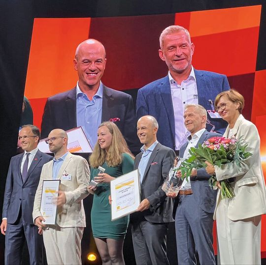 Der Hermes Award 2023 geht an Bosch Rexroth, verliehen im Rahmen der Eröffnungsfeier der Hannover Messe. Von links nach rechts: Dr. Jochen Köckler (Vorsitzender des Vorstandes der Deutschen Messe AG in Hannover), die Gewinner des Hermes Startup Awards, Thomas Donato (Vorstandsmitglied und verantwortlich für den Geschäftsbereich Fabrikautomation der Bosch Rexroth AG), Dr. Ulf Lehmann (Geschäftsleiter der Business Unit Linear Motion Technology, Bosch Rexroth AG), Bettina Stark-Watzinger (Bundesministerin für Bildung und Forschung). Der Hermes Award 2023 geht an Bosch Rexroth, verliehen im Rahmen der Eröffnungsfeier der Hannover Messe. Von links nach rechts: Dr. Jochen Köckler (Vorsitzender des Vorstandes der Deutschen Messe AG in Hannover), die Gewinner des Hermes Startup Awards, Thomas Donato (Vorstandsmitglied und verantwortlich für den Geschäftsbereich Fabrikautomation der Bosch Rexroth AG), Dr. Ulf Lehmann (Geschäftsleiter der Business Unit Linear Motion Technology, Bosch Rexroth AG), Bettina Stark-Watzinger (Bundesministerin für Bildung und Forschung).