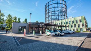 Das Stahlskelett des über 100 Jahre alten Schöneberger Gasometers steht, als Symbol für die vergangene Energieversorgung, inmitten des Berliner Euref-Campus – heute als Symbol der Energiewende.  (Schneider Electric)